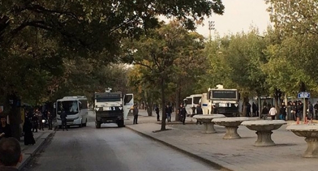 Ankara'da polis gazla karşılık verdi